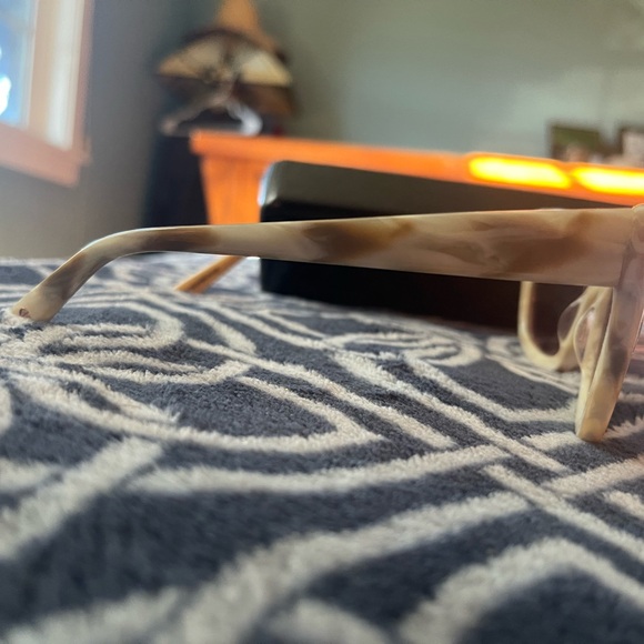 L.A.M.B. Ivory marble sunglasses - Picture 3 of 3